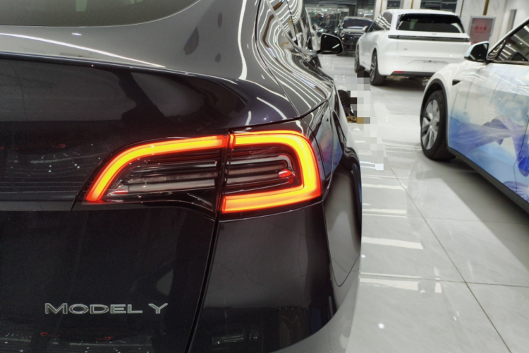 特斯拉 Model Y 2024款 后轮驱动版车身外观9