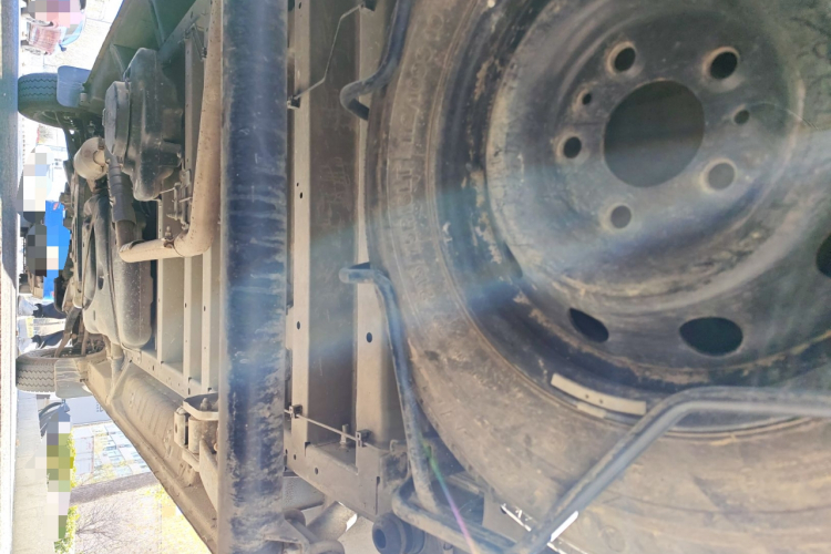 上汽大通MAXUS 新途V80 2021款 2.0T PLUS 手动全能王中轴中顶6/7/8/9座局部细节9009