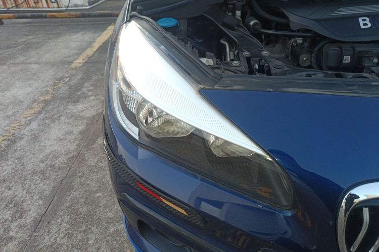 宝马2系旅行车 2016款 218i 时尚型车身外观8