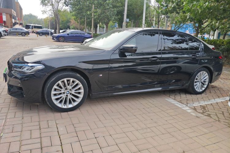 宝马5系 2019款 改款 525Li 豪华套装车身外观4