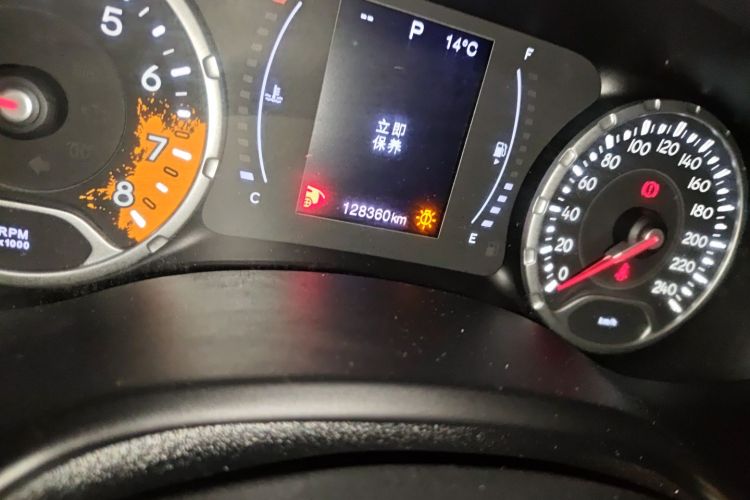 Jeep 自由侠 2018款 互联大屏版 180T 自动高能版中控内饰15