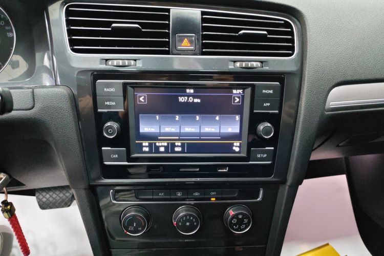 大众 高尔夫 2018款 230TSI 自动舒适型中控内饰16