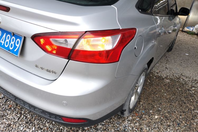 福特 福克斯 2012款 三厢 1.6L 手动风尚型车身外观6001