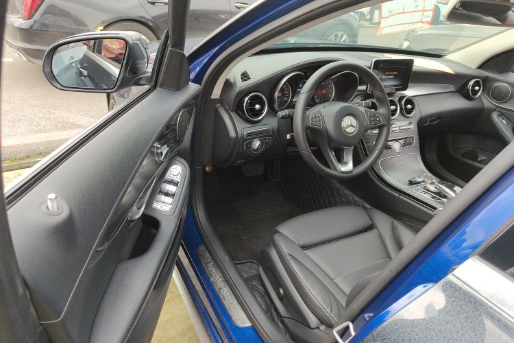 奔驰C级 2017款 改款 C 180 L 时尚型运动版中控内饰20