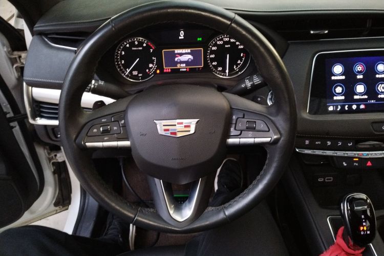 凯迪拉克XT4 2021款 28T 两驱豪华型中控内饰13