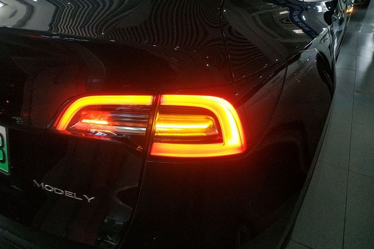 特斯拉 Model Y 2023款 后轮驱动版车身外观9