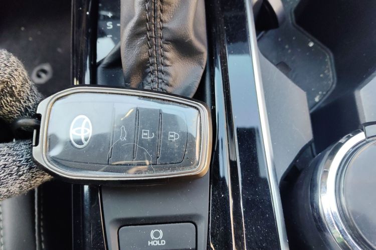 丰田 凯美瑞 2024款 双擎 2.0HXS 运动Plus版中控内饰7001