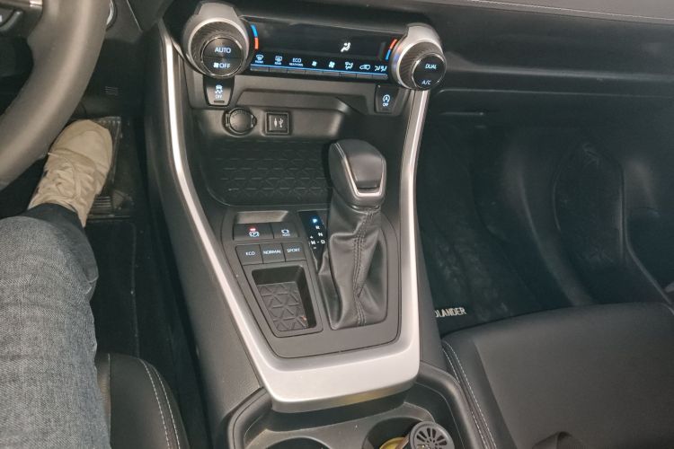 丰田 威兰达 2022款 2.0L CVT两驱豪华PLUS版中控内饰18