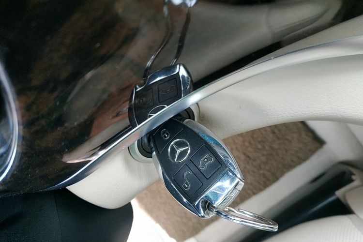 奔驰V级 2016款 V 260 L 尊贵加长版中控内饰11