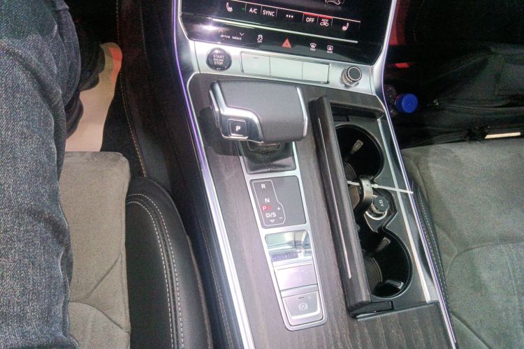 奥迪A6L 2023款 改款 45 TFSI quattro 尊享动感型中控内饰18