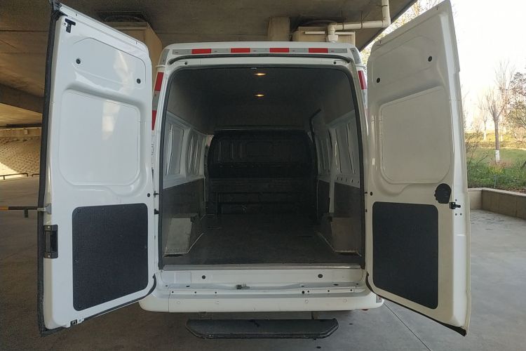 江铃福顺 2023款 2.0T 自动中轴中高顶商运型厢式运输车2/3座局部细节23