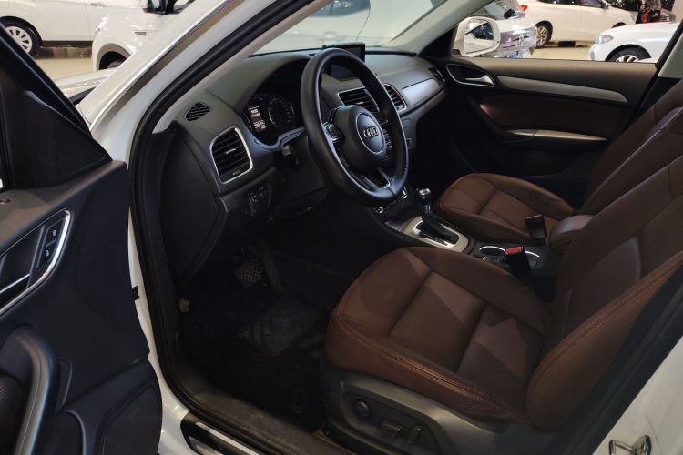 奥迪Q3 2015款 30 TFSI 进取型中控内饰7003