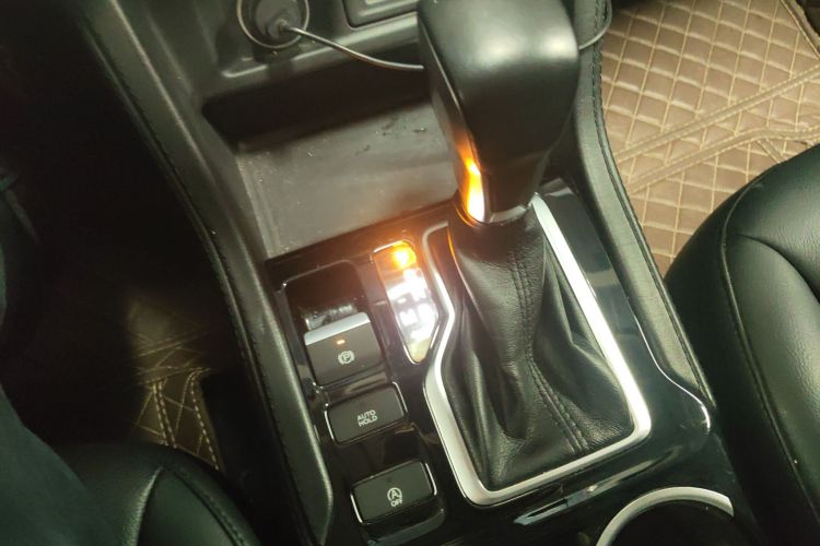 Jeep 大指挥官 2020款 2.0T 两驱精英版中控内饰18