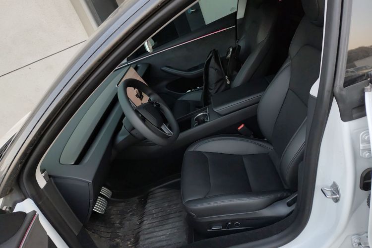 特斯拉 Model 3 2023款 长续航全轮驱动版中控内饰19