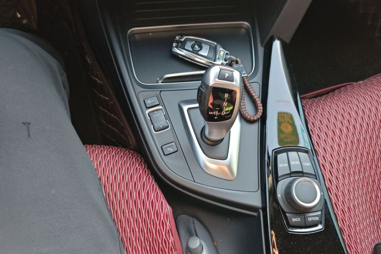 宝马3系 2017款 318i 时尚型中控内饰18