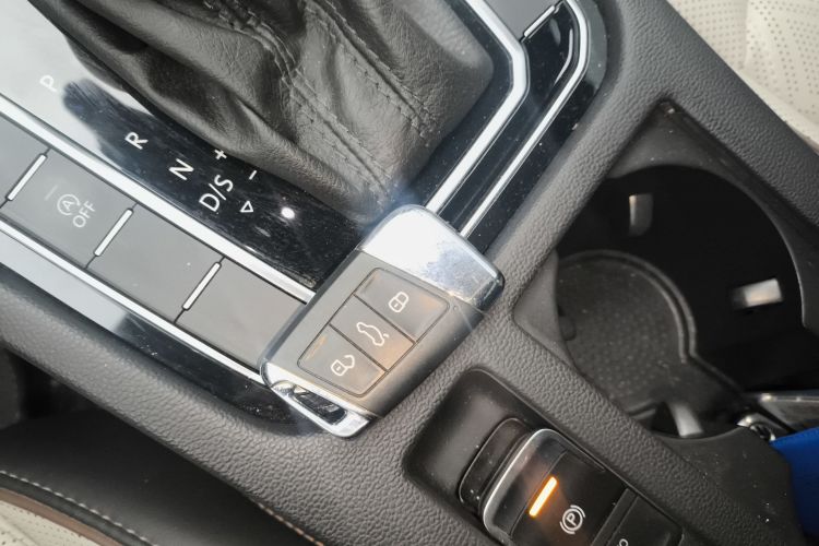 大众 迈腾 2023款 200万辆纪念版 330TSI DSG豪华型中控内饰7001