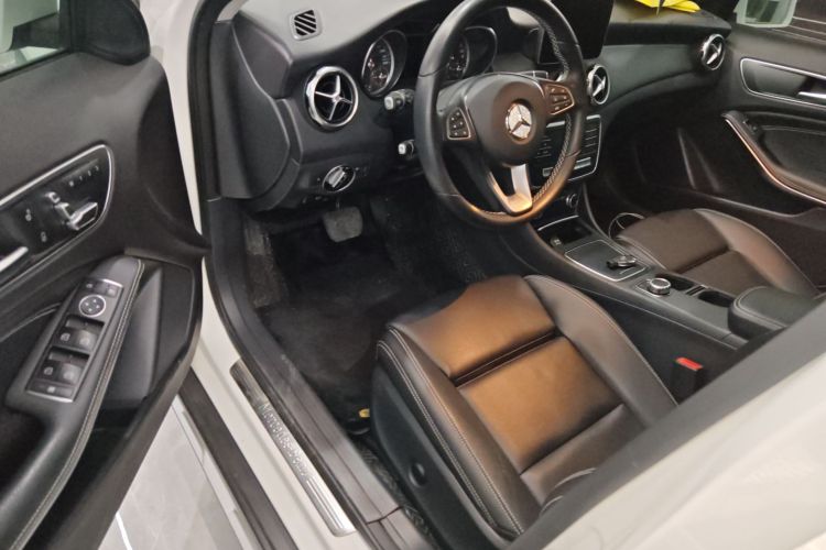 奔驰GLA 2018款 GLA 200 动感型中控内饰19