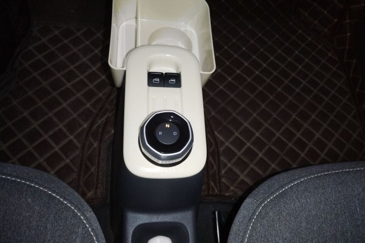 吉利银河 2023款 熊猫mini 200km 耐力熊中控内饰18