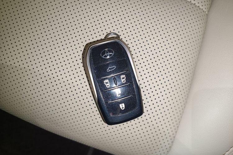 丰田 埃尔法 2021款 双擎 2.5L 尊贵版中控内饰11