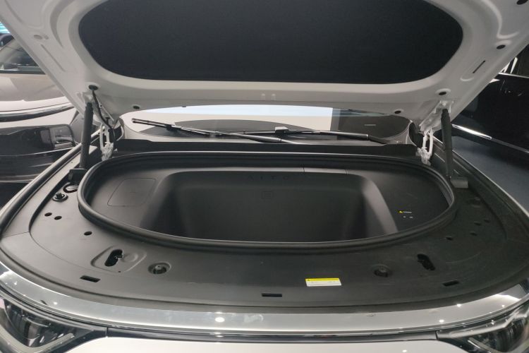 鸿蒙智行 问界M8 2025款 纯电 Max+ 六座四驱版机舱底盘24