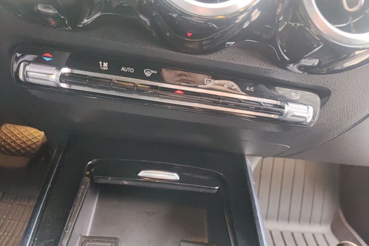 奔驰GLB 2020款 GLB 200 动感型中控内饰16