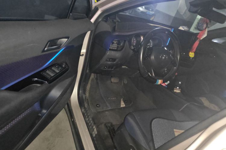 丰田C-HR 2018款 2.0L 领先天窗版 国VI中控内饰20