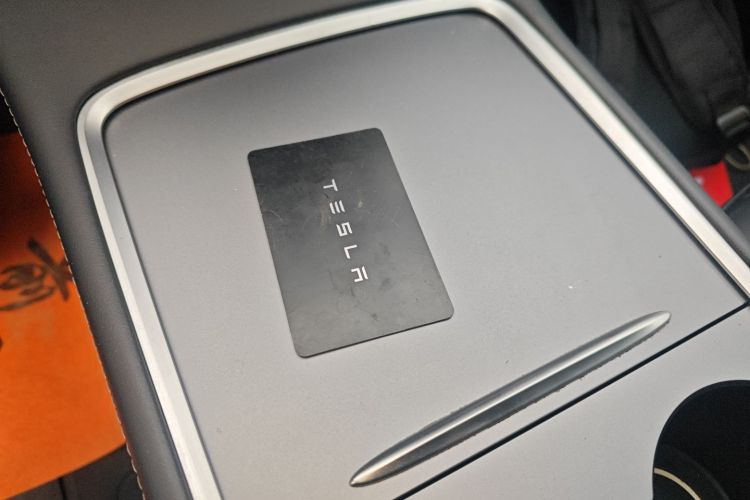 特斯拉 Model Y 2022款 长续航全轮驱动版中控内饰11