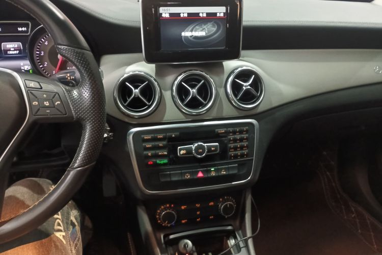奔驰GLA 2015款 GLA 200 时尚型中控内饰16