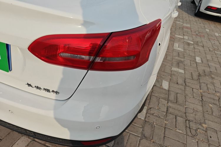 福特 福克斯 2018款 三厢经典 1.6L 自动风尚型智行版车身外观9