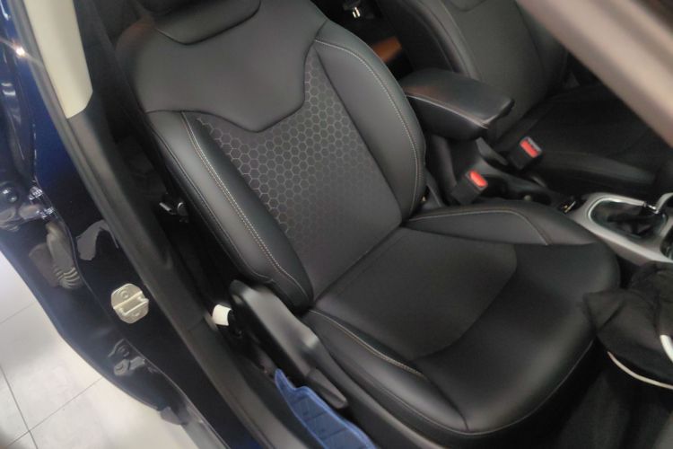 Jeep 指南者 2020款 220T 自动领先版局部细节41