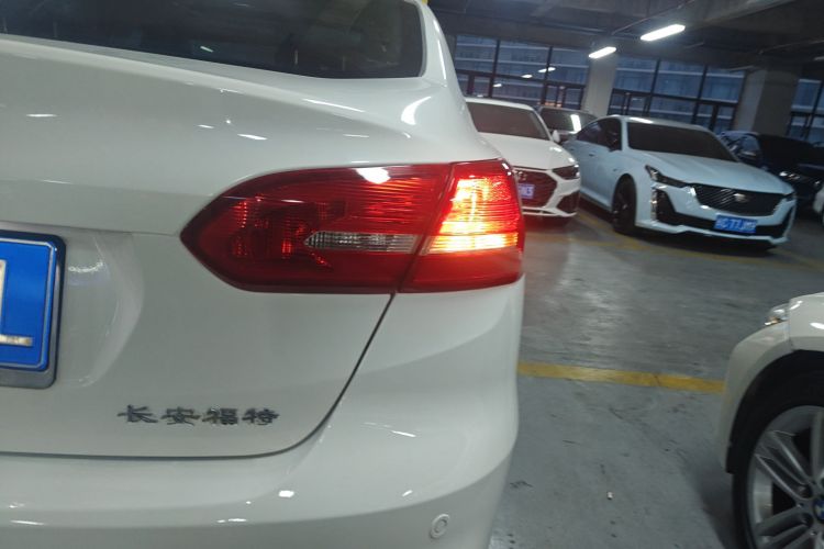 福特 福克斯 2018款 三厢经典 1.6L 自动风尚型智行版车身外观9