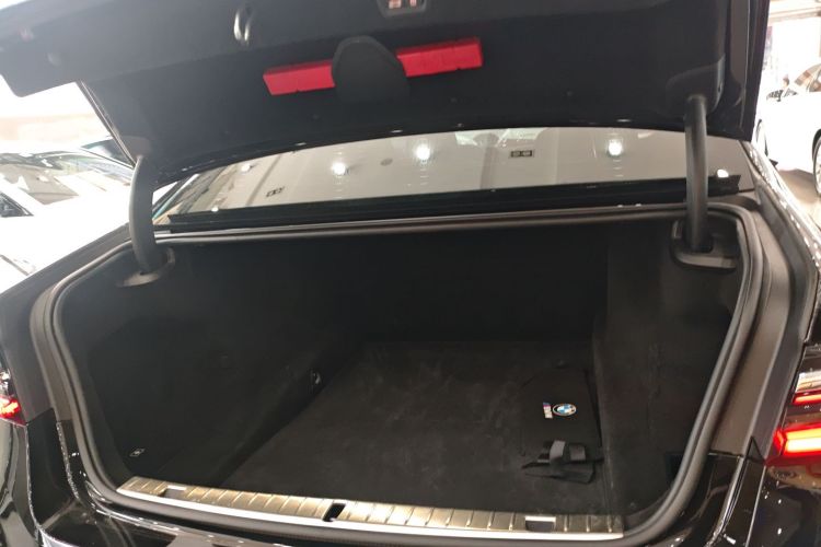 宝马7系 2019款 改款 740Li 领先型 M运动套装机舱底盘23