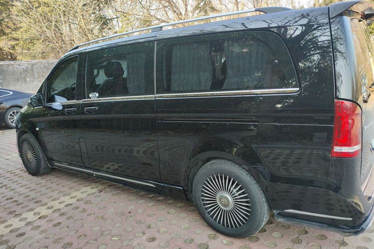 奔驰 威霆 2021款 2.0T 商务版 7座车身外观4