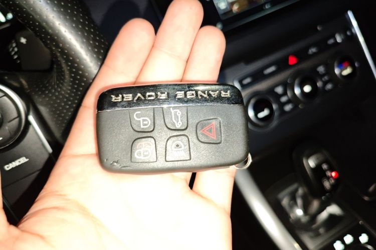 路虎 揽胜运动版 2016款 3.0 SC V6 HSE DYNAMIC中控内饰11