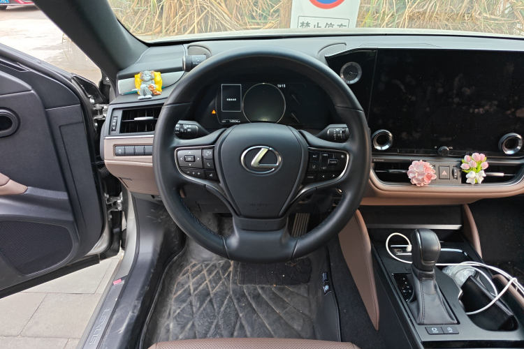 雷克萨斯ES 2025款 200 臻享版中控内饰13