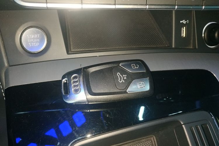 奥迪Q5L 2022款 40T 时尚动感型中控内饰7001