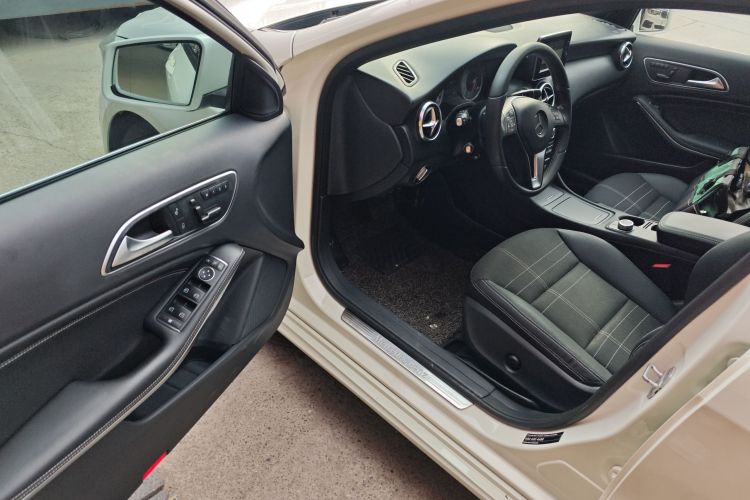 奔驰A级(进口) 2015款 A 200 时尚型中控内饰7003