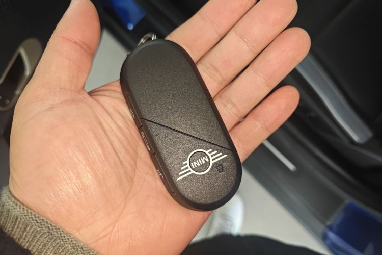 电动MINI COOPER 2024款 452km COOPER SE 艺术家中控内饰7001