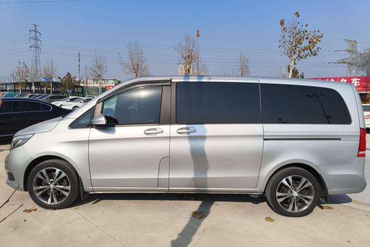 奔驰V级 2016款 V 260 领航版车身外观4