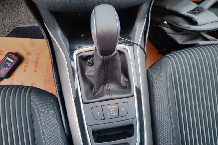 标致408 2014款 1.8L 自动豪华版中控内饰18