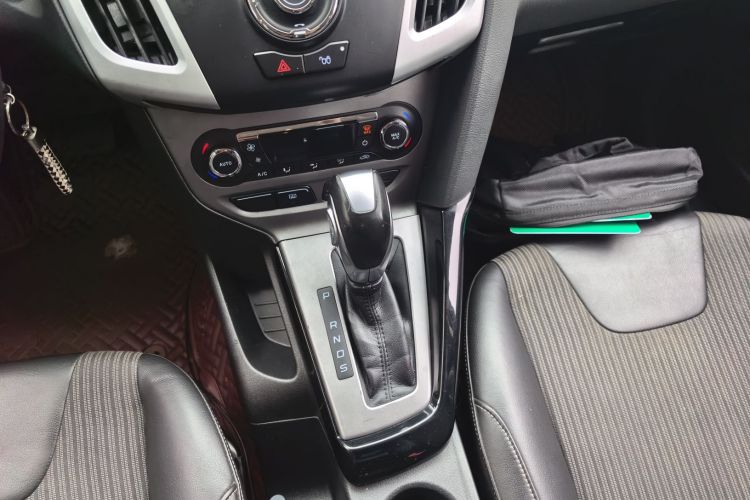 福特 福克斯 2012款 三厢 1.6L 自动风尚型中控内饰18