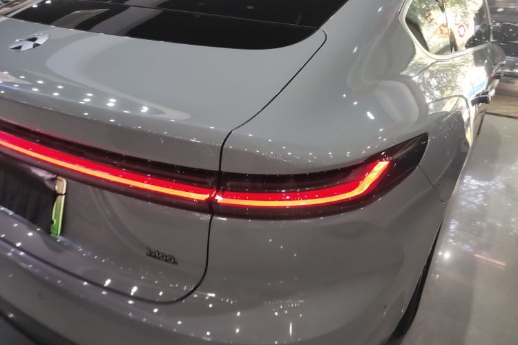 蔚来ET7 2022款 75kWh车身外观9