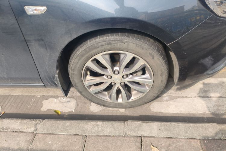 别克 英朗 2021款 改款 1.3T 自动轻混动精英型车身外观10