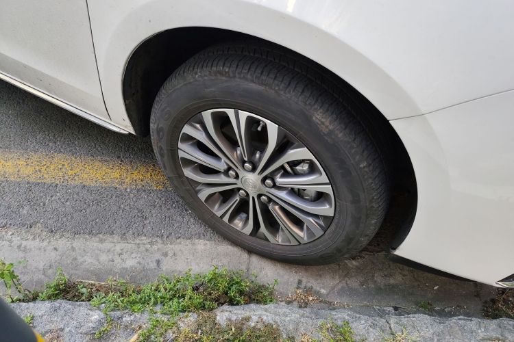 别克GL8 2023款 改款 陆上公务舱 豪华型车身外观10