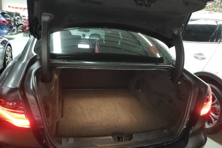 捷豹XEL 2024款 2.0T 250PS R-DYNAMIC S耀黑运动版局部细节23