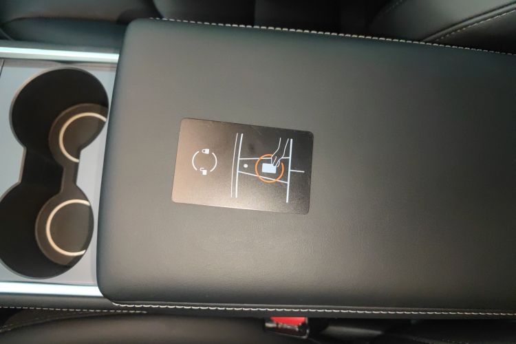 特斯拉 Model Y 2023款 高性能全轮驱动版中控内饰7001