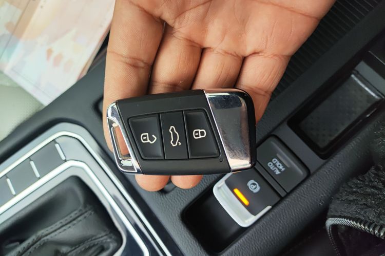 大众 迈腾 2023款 200万辆纪念版 380TSI DSG旗舰型中控内饰7001