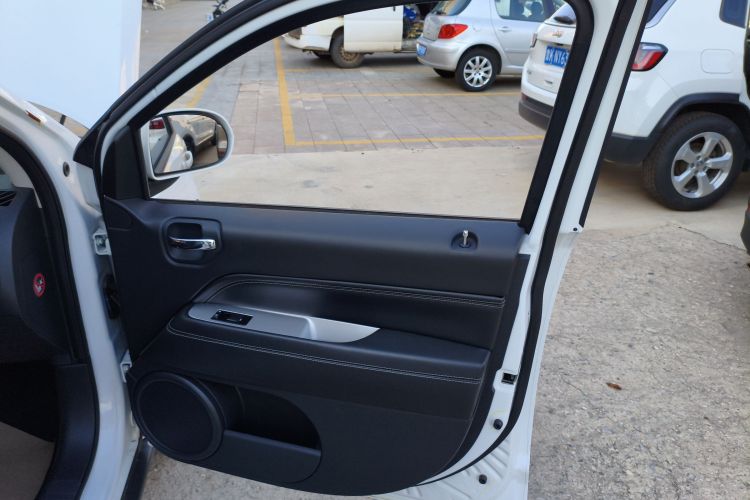 Jeep 指南者(进口) 2014款 改款 2.4L 四驱舒适版中控内饰7005