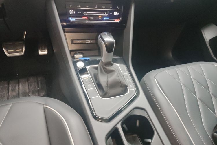 大众 途观L 2024款 出众款 330TSI 自动两驱R-Line龙耀版中控内饰18