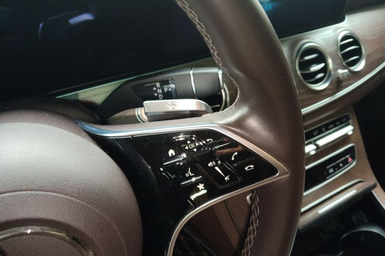 奔驰E级新能源 2022款 改款 E 350 e L 插电式混合动力运动轿车局部细节18